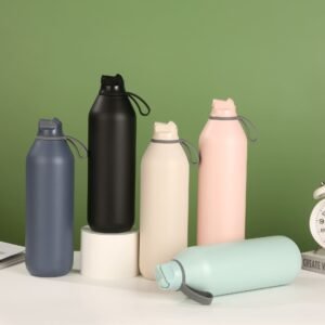 1000ml gym fitness flask hiking canteen bottle Close-up details of 32oz vacuum insulated hiking flask showing black leakproof dual lid system and gray matte powder coating