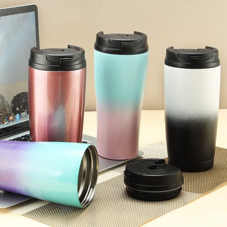 The auto close silicone valve leakproof mechanism inside the center straw hole preventing water from spilling when the straw is out.