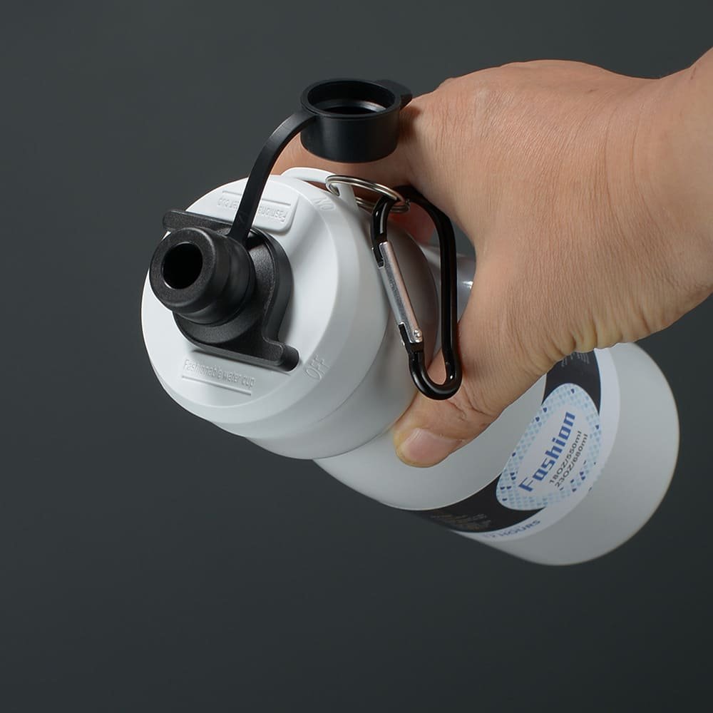 Detailed view of the leakproof and dust-proof spout lid mechanism featuring a lockable flip cap for sports water bottles.