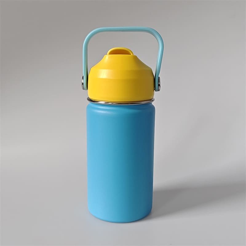 Single SKU presentation of a yellow and blue 12oz custom toddler straw cup with an ergonomic rigid swing handle against a grey background.